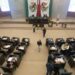 Acusarían penalmente a   quienes aparten lugares de estacionamiento.