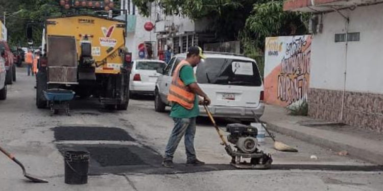 Intensifica Gobierno bacheo en colonias de Victoria