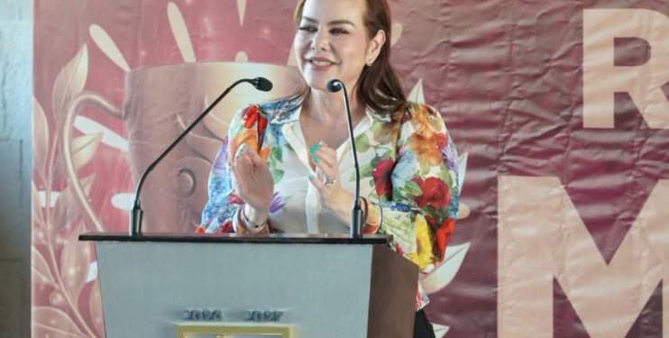 Reconoce Carmen Lilia Canturosas a jóvenes destacados de Nuevo Laredo