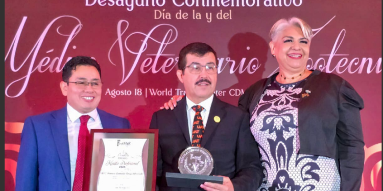 Recibe Dámaso Anaya Premio Nacional al Mérito Profesional 2025