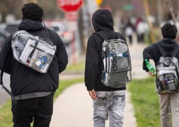Insisten en el uso de mochilas transparentes en escuelas.