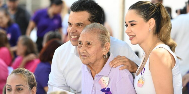 Festejan Lucy y Lalo a los abuelitos del DIF Victoria.