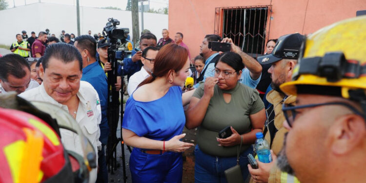 Da Carmen Lilia apoyo a familias afectadas por explosión,