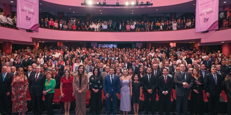 Convoca Lucy de Gattás a seguir unidos de corazón por las familias de Victoria.