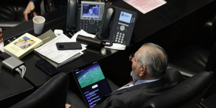 Adan Augusto ve el partido de Barcelona mientras comparece el Secretario de Hacienda