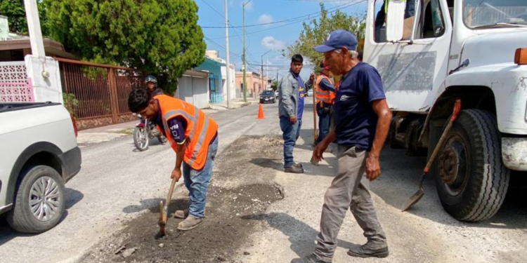 Después de las lluvias ayuntamientos repara calles dañadas.