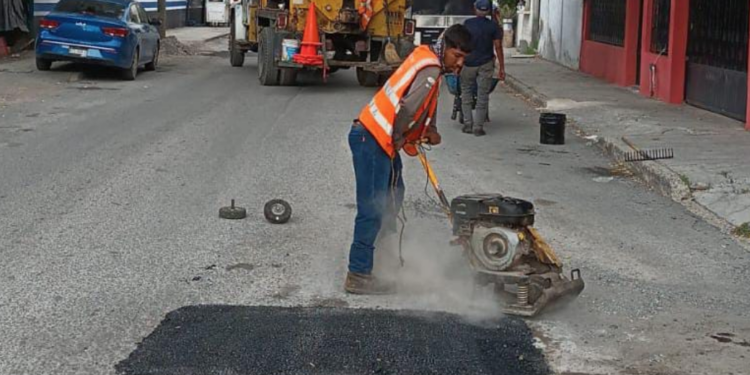 Llega Plan Emergente de Bacheo a siete colonias más.