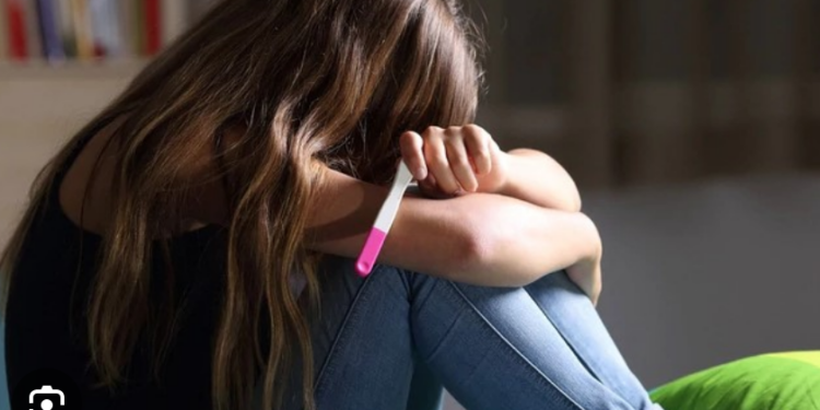 Reforma obligaría a notificar embarazos en niñas y adolescentes