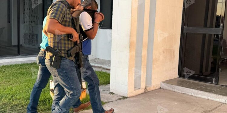Le dan 26 años de cárcel por asesinar a su exesposa frente a sus hijos