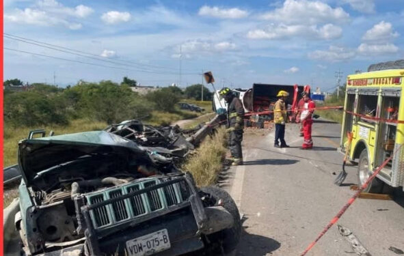 Muere mujer en choque y volcadura