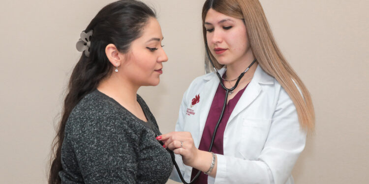 Continúa campaña de salud para detectar cáncer de mama en clínicas UNE