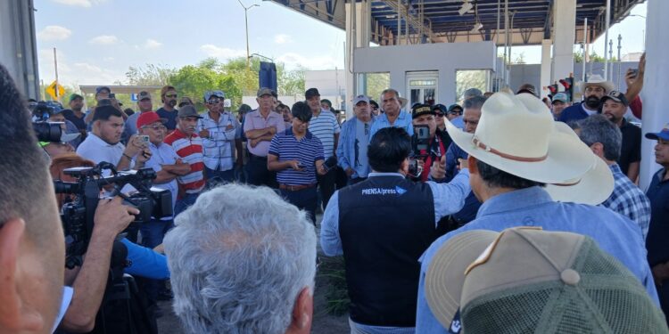 PRODUCTORES BLOQUEAN CARRETERAS EN TAMAULIPAS; EXIGEN PRECIOS JUSTOS Y MAYOR SEGURIDAD