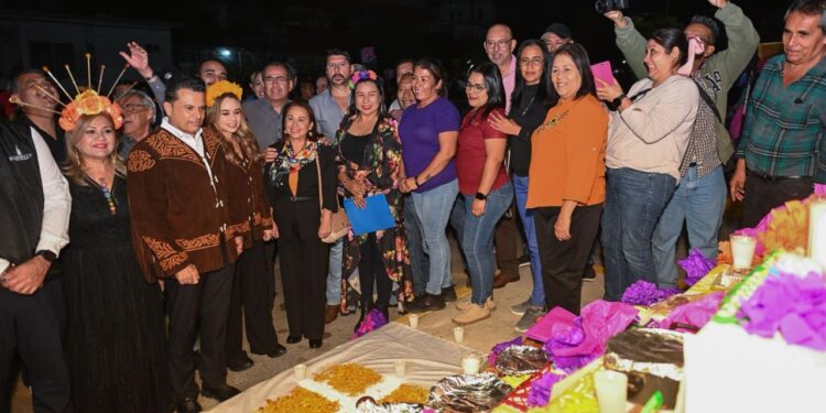 Entre colores y tradición, celebran Lalo y Lucy festival de Día de Muertos.
