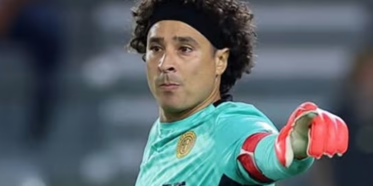 Memo Ochoa vuelve a perder y lo tunden por mala actuación.