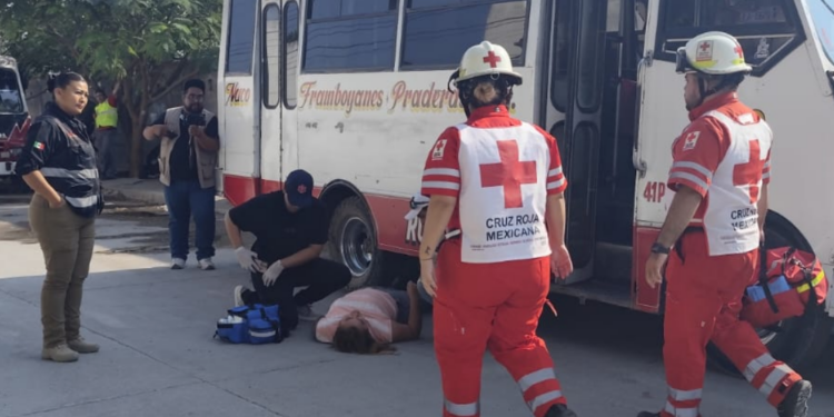 Descuido casi le cuesta la vida: motociclista la atropella al bajar de microbús