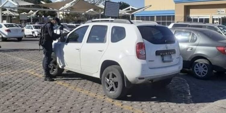 Cae por usar placas sobrepuestas