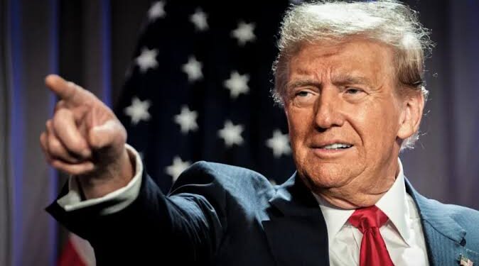 Trump desata tormenta política tras insulto a periodista en pleno vuelo presidencial