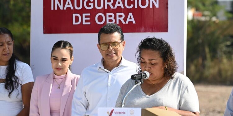 Entrega alcalde calle pavimentada con concreto hidráulico en la Col. Sierra Madre.