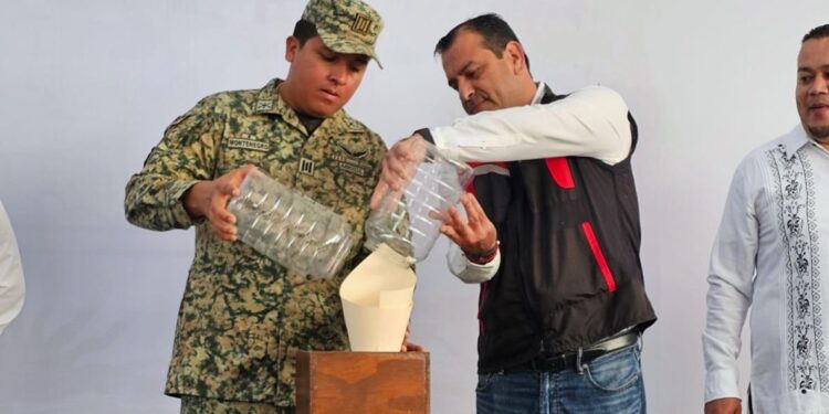 Jóvenes de Victoria cumplen y asisten a sorteo de Servicio Militar.