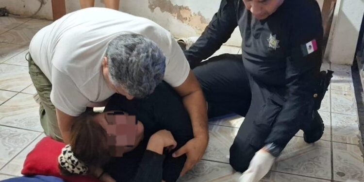 Policías salvan a mujer con RCP.