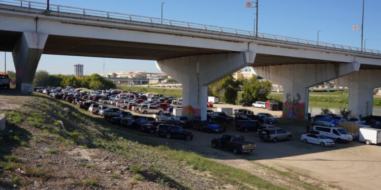 Paisanos consolidan a Nuevo Laredo como el mejor cruce hacia México.