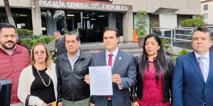 Denuncia Prieto a Cabeza de Vaca ante FGR; lo acusa de huachicol fiscal.