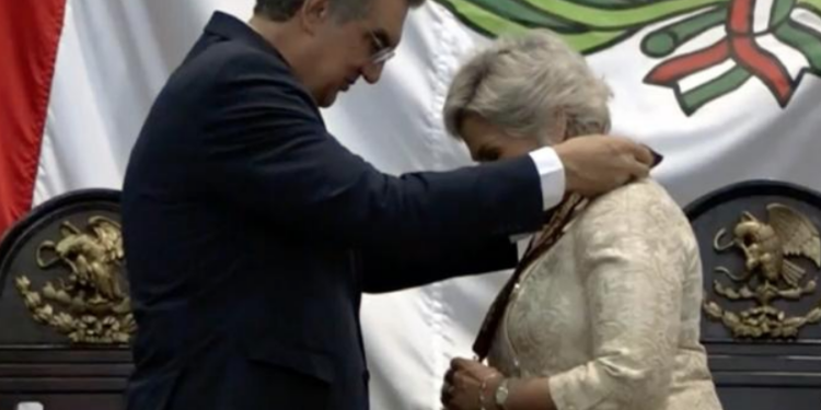 Cecilia Lugo recibe la medalla «Luis García de Arellano».