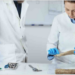 Escasez de especialistas agrava el rezago en identificación forense