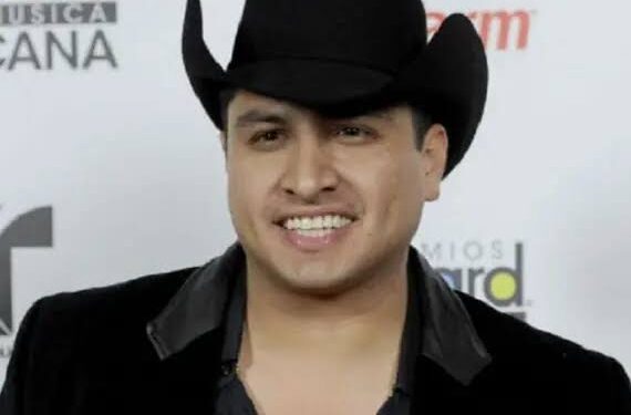 Julión Álvarez detiene concierto y reclama a fans por lanzar celulares al escenario