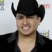 Julión Álvarez detiene concierto y reclama a fans por lanzar celulares al escenario
