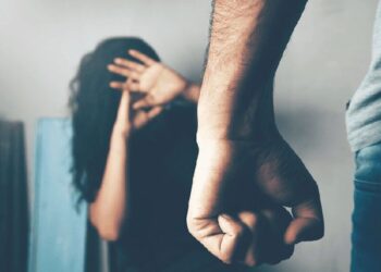 Funcionarios que ejerzan violencia familiar recibirían penas más severas.