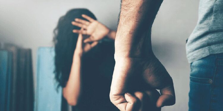 Funcionarios que ejerzan violencia familiar recibirían penas más severas.