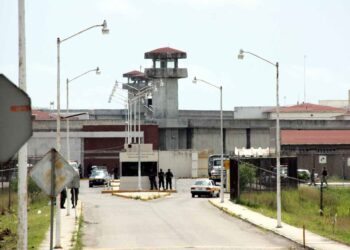 Inhibidores en penales frenan extorsiones, pero afectan señal en colonias cercanas