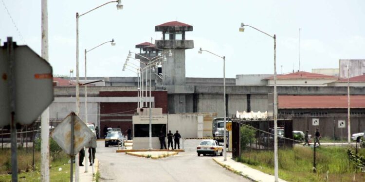 Inhibidores en penales frenan extorsiones, pero afectan señal en colonias cercanas