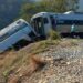 Suman 13 los muertos por descarrilamiento de tren; FGR abre investigación.