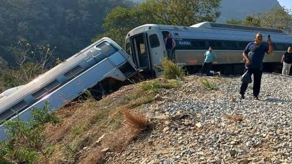 Suman 13 los muertos por descarrilamiento de tren; FGR abre investigación.