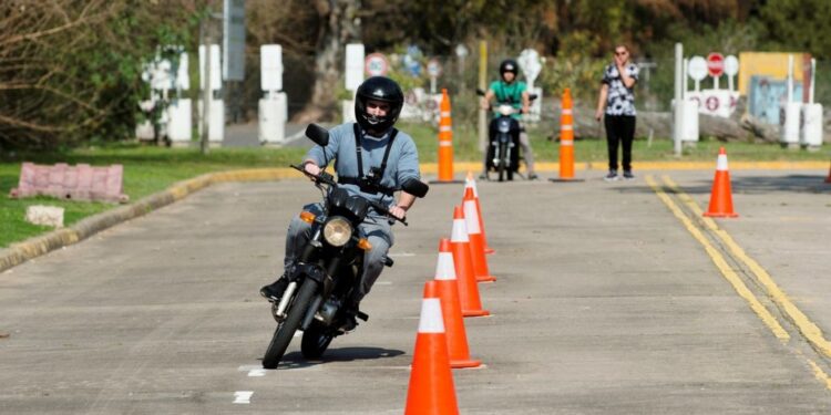 Especialistas externos evaluarían a motociclistas.