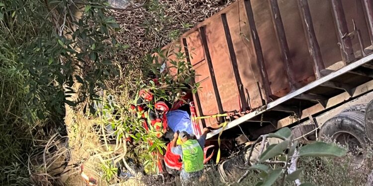 Cae a barranco de 18 metros y vive de milagro
