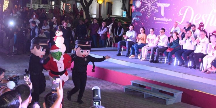 Con desfile navideño, disfrutan familias victorenses en el 17 Te Quiero Más.