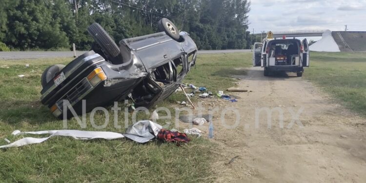 Ponchadura causa volcadura de camioneta; familia acaba herida.