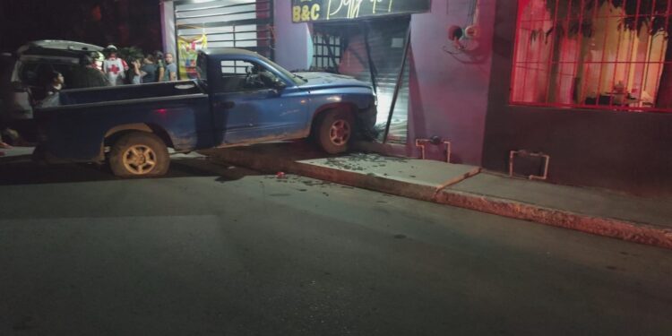 Rebase imprudente provoca choque en ejido La Libertad; hay 6 lesionados.