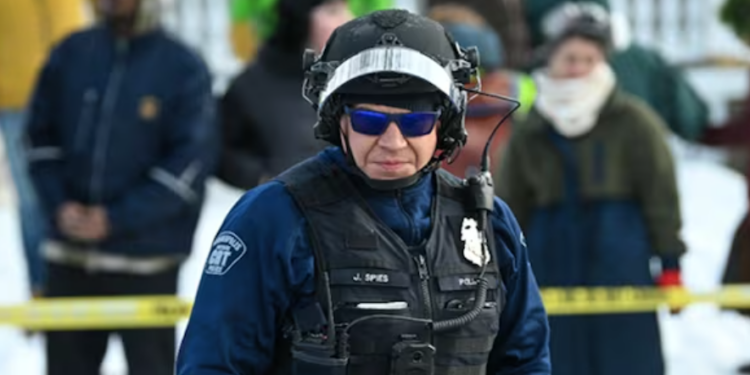 Alcalde de Minneapolis acusa al ICE de causar caos tras muerte de mujer en redada
