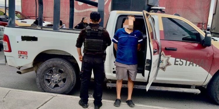 Atrapan a dos narcomenudistas tras persecución que acabó en choque