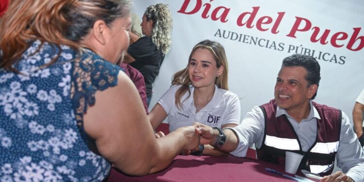 Disfrutan Lalo y Lucy Día del Pueblo con vecinos de la Nacozari.