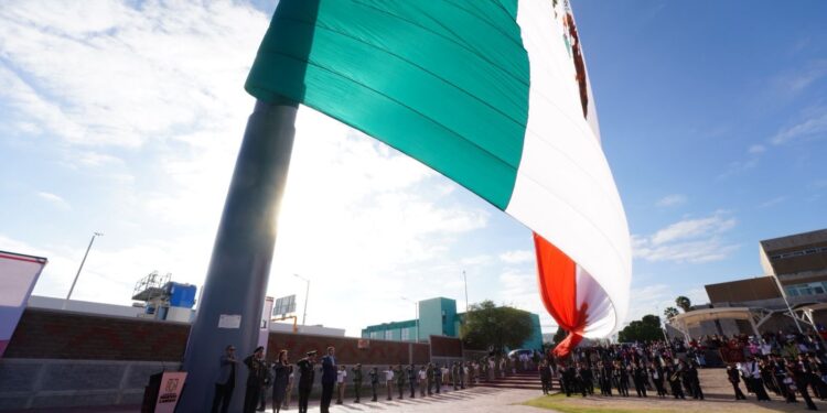 Carmen Lilia Canturosas reafirma orgullo nacional desde la frontera en el Día de la Bandera