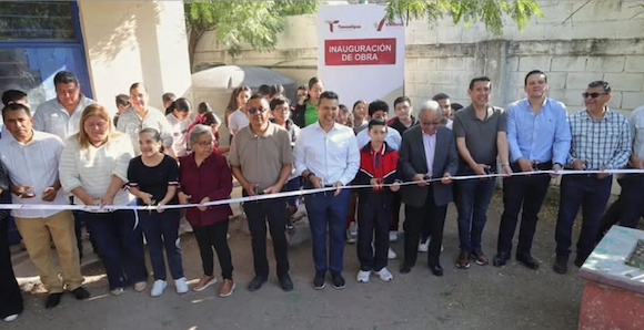 Cumple Lalo Gattás a alumnos y maestros de la primaria «José Martínez y Martínez»