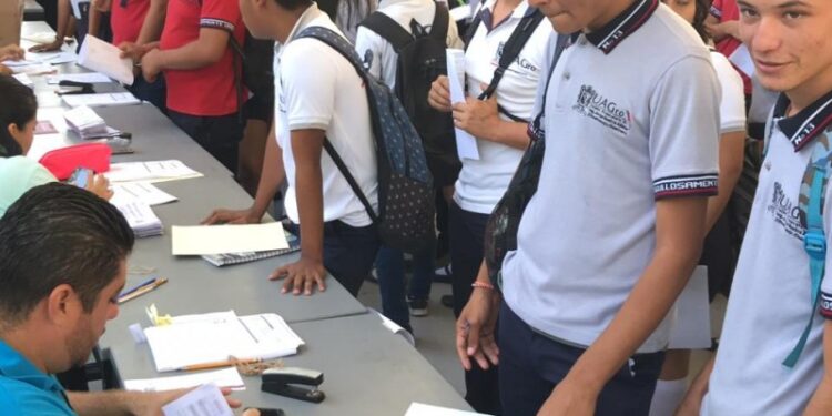 Piden llevar educación financiera a  las aulas “para enseñar a administrar  las becas”.