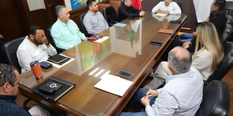 Pide alcalde a COMAPA avanzar en reparación de fugas y obras.