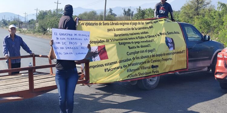 “Truenan”‘ejidatarios contra gobierno y bloquean el Naciones Unidas.
