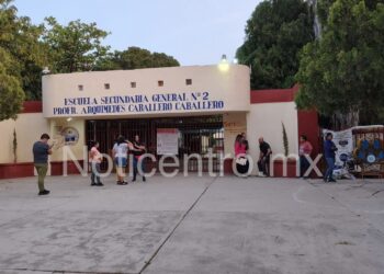 Padres toman secundaria en Victoria por presunta venta de droga entre alumnos